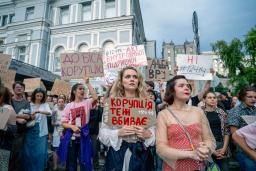 　２２日、ウクライナ・キーウで汚職捜査機関の権限を弱める法案に抗議する市民（共同）