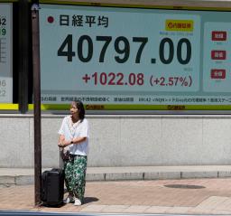 　上げ幅が一時１０００円を超え、節目の４万円を回復した日経平均株価を示すボード＝２３日午前、東京都中央区