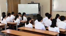　校内放送での校長の講話に耳を傾ける生徒たち＝２３日午前、長崎県佐世保市