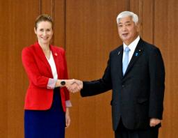 　ＥＵのカラス外交安全保障上級代表（左）との会談を前に握手する中谷防衛相＝２３日午前、防衛省