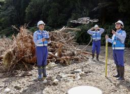 　ドローンを使って河川の被災状況を調べる国交省の緊急災害対策派遣隊の調査員＝２０２４年９月、石川県能登町