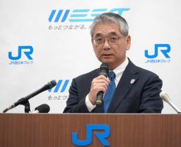 　記者会見するＪＲ西日本の倉坂昇治社長＝２３日午後、大阪市北区