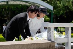 　原爆慰霊碑に供花される秋篠宮ご夫妻＝２３日午後、広島市の平和記念公園
