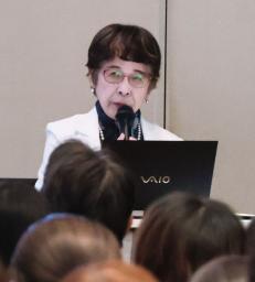 　日航本社で講演する美谷島邦子さん＝２３日午後、東京都品川区