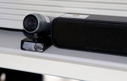 　ＡＴＭの上部に設置されたＡＩ付きの小型カメラ。利用客が携帯電話で通話しながらＡＴＭを操作すると、カメラが自動検知し警告音が鳴る＝２３日午前、大阪府大東市