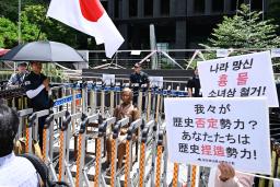 　旧日本軍の従軍慰安婦問題を象徴する少女像（中央）の前で右派団体が開いた集会＝２３日、ソウル（共同）