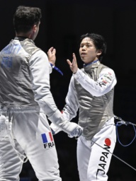 　男子フルーレ個人準々決勝でフランス選手に敗れた飯村一輝＝トビリシ（共同）