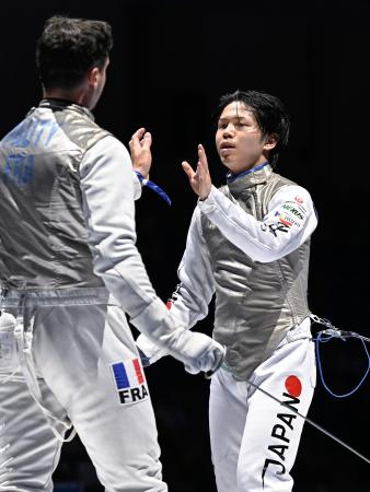 　男子フルーレ個人準々決勝でフランス選手に敗れた飯村一輝＝トビリシ（共同）