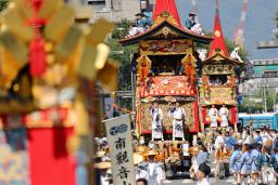 　祇園祭・後祭の「山鉾巡行」＝２４日午前、京都市中京区