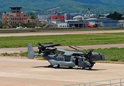 　花巻空港に緊急着陸した米軍の輸送機オスプレイ＝２４日午前１１時５０分ごろ、岩手県花巻市