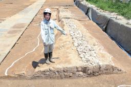 　平城京跡の発掘調査で見つかった、瓦などを敷き詰めた遺構＝２４日午前、奈良市