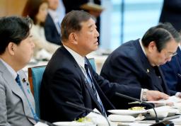 　都道府県議会議長との懇談会であいさつする石破首相（中央）＝２４日午後、首相官邸