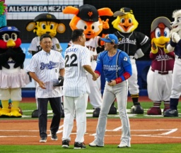 　谷繁元信さん（左）とのバッテリーで始球式を務めた佐々木主浩さん（中央）と握手する打者役の全パの新庄コーチ＝横浜