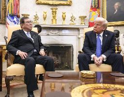 　２月、ホワイトハウスで会談する石破首相（左）とトランプ米大統領＝ワシントン（共同）