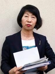 　名古屋市立小の教諭らが逮捕された事件の調査委員会初会合を終え、取材に応じる池田桂子弁護士＝２４日午後、名古屋市役所