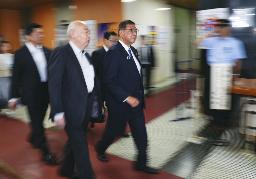 　自民党の麻生最高顧問、菅副総裁、岸田前首相との会談を終え、自民党本部を出る石破首相＝２３日午後、東京・永田町