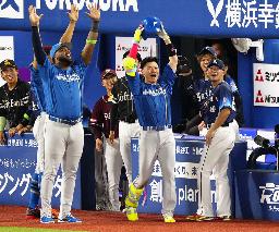 　４回、本塁打を放ちベンチ前でポーズをとる全パ・清宮幸（中央）＝横浜