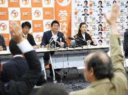 　２２日、記者会見する参政党の神谷代表（中央）＝国会