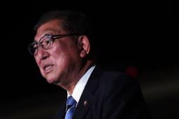 　記者団の取材に応じる石破首相＝２４日夜、首相官邸