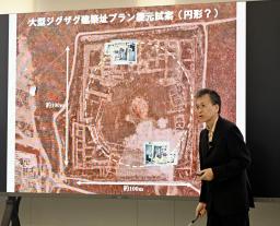 　トルコのキュルテペ遺跡で発見された建物跡について説明するノートルダム清心女子大の紺谷亮一教授＝２４日、岡山市北区