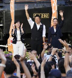 　参院選投開票日の翌日に開かれた参政党の集会に臨む（左から）北野裕子衆院議員、神谷宗幣代表、吉川里奈衆院議員＝２０２５年７月２１日、東京・新橋駅前