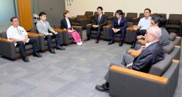 　ガソリン税の暫定税率を巡る野党政策責任者の会議＝２５日午前、国会