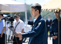 　記録的大雨で殉職した警察官２人の追悼式で、あいさつする山形県警の水庭誠一郎本部長＝２５日午前、山形県新庄市