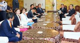 　与野党７党首との会談に臨む石破首相（右から２人目）＝２５日午前、国会