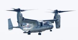 　陸上自衛隊の佐賀駐屯地に到着する輸送機Ｖ２２オスプレイ＝９日、佐賀市