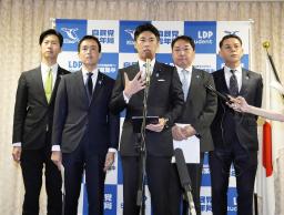 　取材に応じる自民党の中曽根康隆青年局長（中央）ら＝２５日午後、東京・永田町の党本部