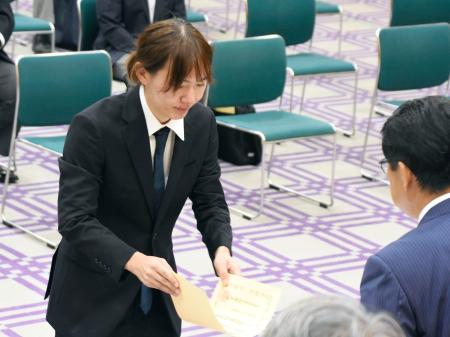 　参院選比例代表の当選証書を受け取るチームみらいの安野党首＝２５日午後、総務省