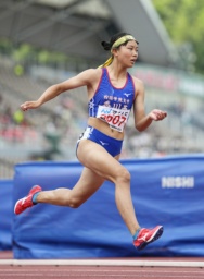 　女子４００メートル予選で力走する四国学院大香川西の松井詩乃＝ホットスタッフフィールド広島