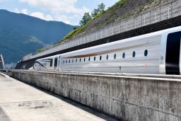 　公開されたリニア中央新幹線の「Ｌ０系改良型試験車」の新車両「Ｍ１０」＝２５日午前、山梨県都留市