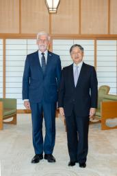 　チェコのパベル大統領と会見される天皇陛下＝２５日午前、皇居・御所（宮内庁提供）