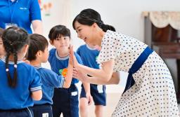 　「高嶺の森のこども園」を訪問し、園児たちと交流される秋篠宮家の次女佳子さま＝２５日午後、静岡県御殿場市