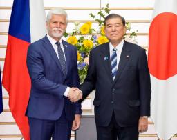 　チェコのパベル大統領（左）と握手する石破首相＝２５日午後、首相官邸