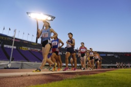 　薄暮のなか行われた女子５０００メートル競歩のタイムレースによる決勝＝２５日、広島市のホットスタッフフィールド広島