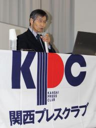 　関西プレスクラブの会合で講演する中国新聞社客員編集委員の田城明氏＝２５日午後、大阪市北区