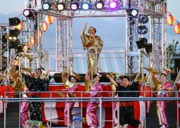 　大阪・関西万博会場の屋外アリーナで「マツケンサンバ２」を披露する松平健さん（上）。左下は横山英幸市長、右下は吉村洋文知事＝２５日夕、大阪市此花区の夢洲