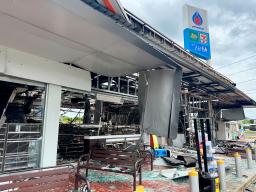 　ミサイル弾が直撃したコンビニ＝２５日、タイ・シーサケート県（共同）