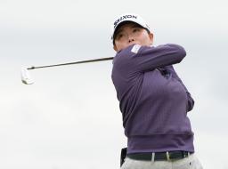 　第２ラウンド、４番でティーショットを放つ勝みなみ。通算７アンダーで６位＝ダンドナルド・リンクス（共同）