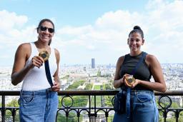 　エッフェル塔で金メダルを手に撮影に応じる、ビーチバレー女子のシウバラモス（左）とサントスリスボア＝２５日、パリ（共同）