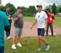 　「合同自主トレ」前に言葉を交わすイチローさん（手前右）とビリー・ワグナーさん（同左）＝２５日、ニューヨーク州クーパーズタウン（共同）