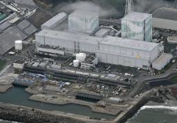 　東京電力福島第１原発の５号機（左奥）と６号機（右奥）前に設置されている処理水の放出設備＝２０２４年８月