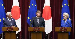 　共同記者発表に臨む（左から）ＥＵのコスタ大統領、石破首相、フォンデアライエン欧州委員長＝２３日午後、首相官邸