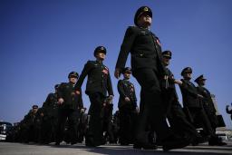 　中国全人代の閉幕式に出席するため、人民大会堂に向かう人民解放軍の代表ら＝２０２４年３月、北京（共同）