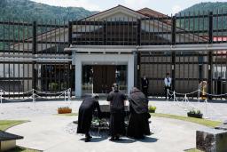 　知的障害者施設「津久井やまゆり園」の入所者１９人が殺害され２６人が重軽傷を負った事件から９年となり、「鎮魂のモニュメント」に献花する遺族ら＝２６日午前、相模原市