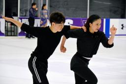 　練習するアイスダンスの吉田唄菜（右）、森田真沙也組＝カナダ・ロンドン（共同）