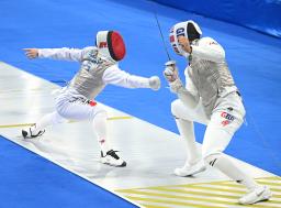 　男子フルーレ団体３回戦　英国選手（右）と対戦する飯村一輝＝トビリシ（共同）