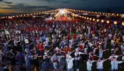　大阪・関西万博で開かれたギネス世界記録に挑戦するイベントで、万博テーマソングに合わせて踊りを披露する人たち。同時に盆踊りをする参加者の人数と国籍数で記録達成となった＝２６日夕、大阪市此花区の夢洲